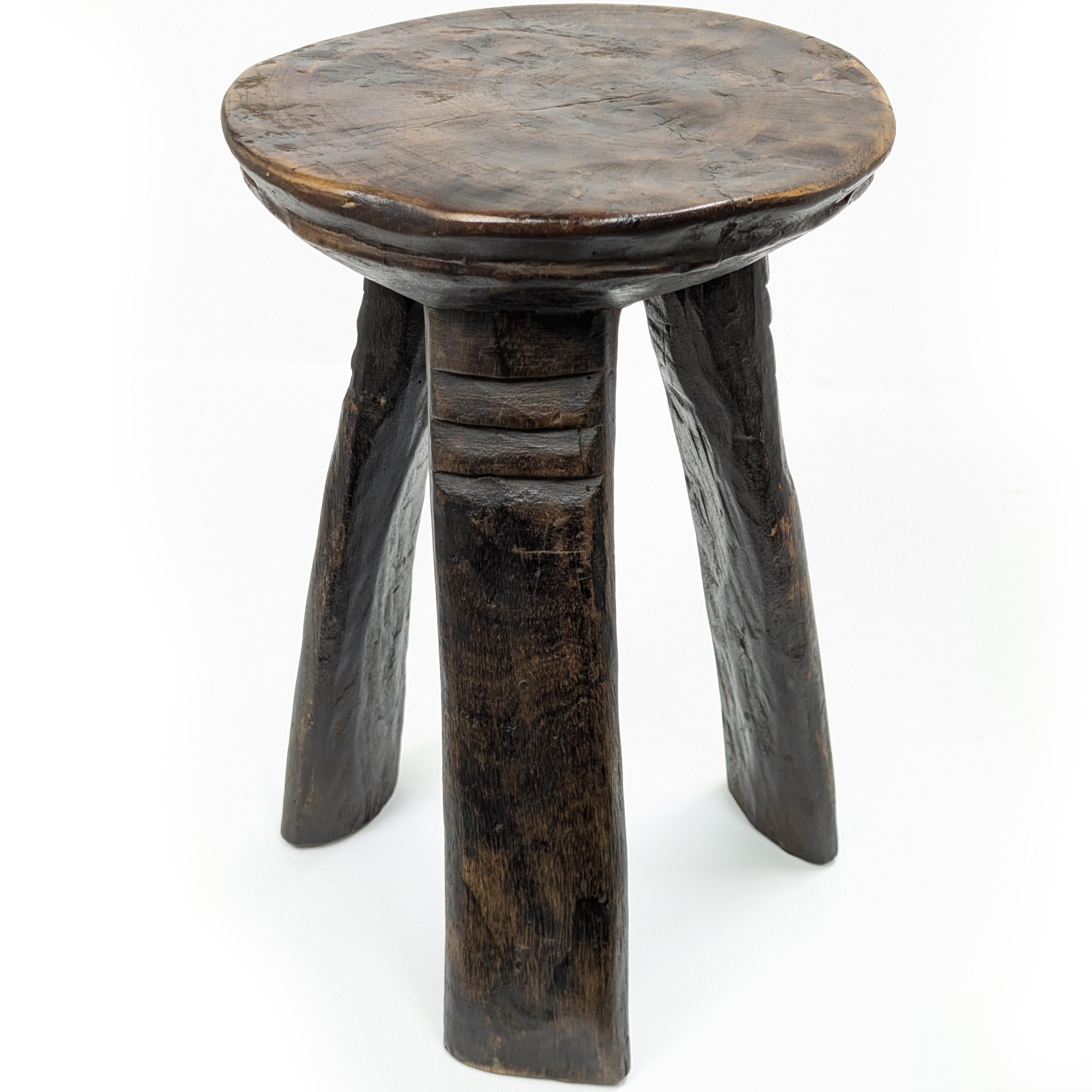 木製円形スツール 三本脚 アフリカ 丸太成形 木製円形スツール 三本脚